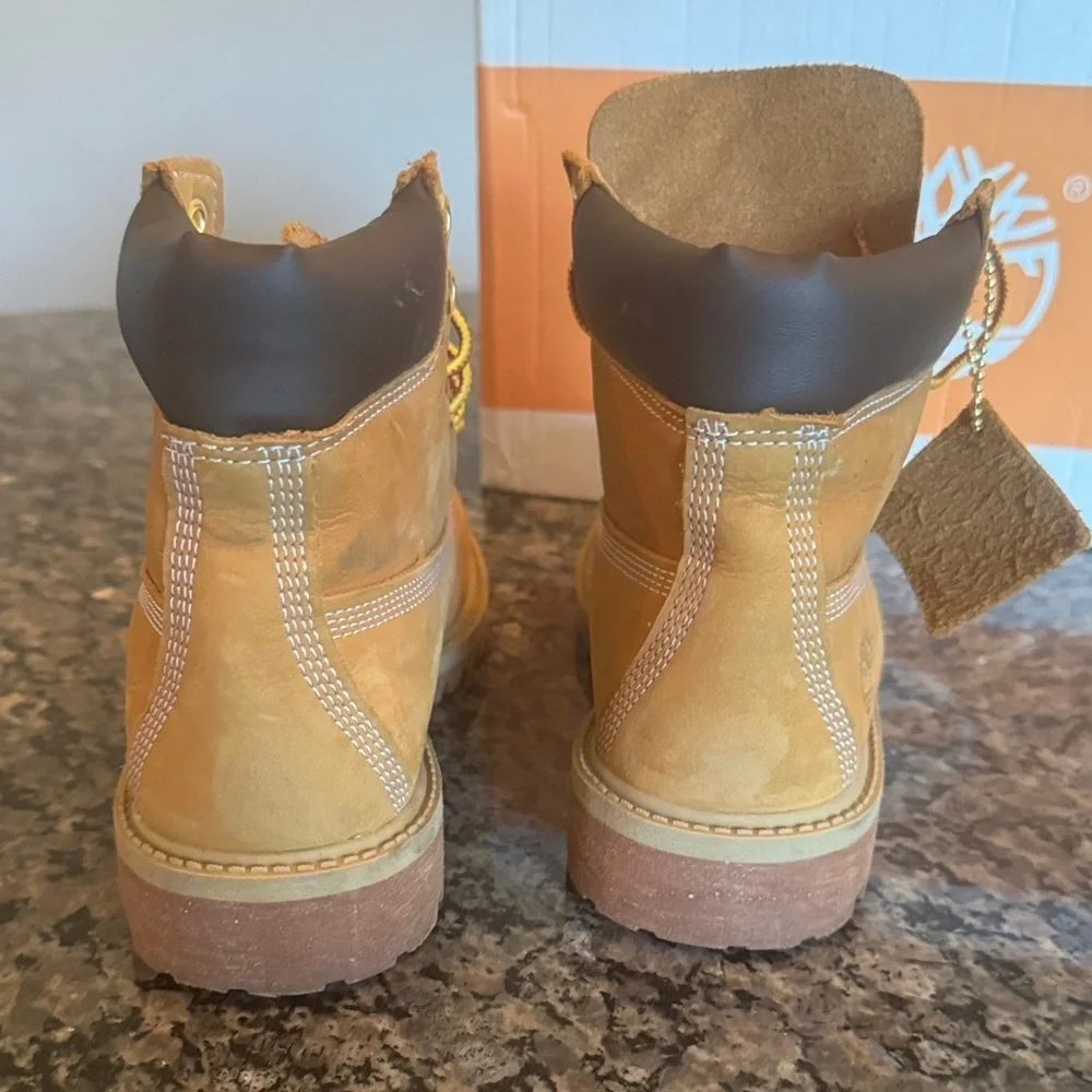 Timberland classic wheat nubuck Brown and Tan Boots 5 juniors EUC
